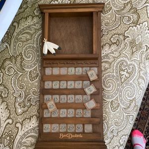 Bev Doolittle plate calendar. wood,’numbers change monthly. 8 plates